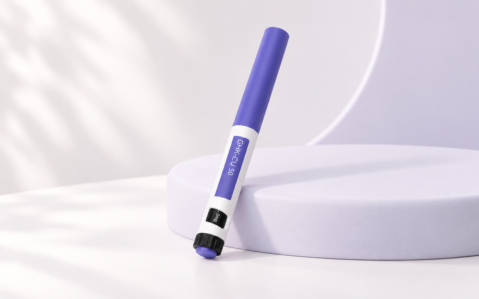 A single GHK-Cu pen resting against a pale lavender display plinth